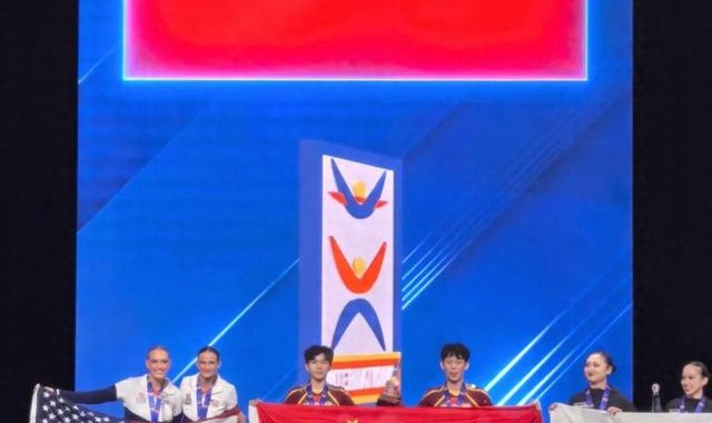 中国啦啦操队世锦赛创佳绩，中美青少年开展友好互动|中国队|体育比赛|花球|比赛|运动员_新浪新闻